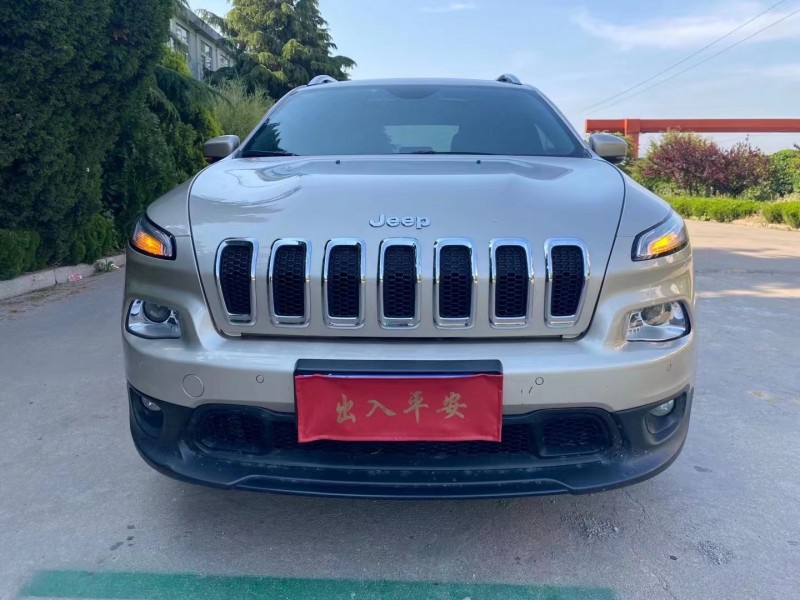 煙臺17年Jeep自由光1