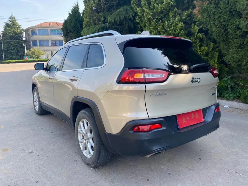 煙臺17年Jeep自由光8