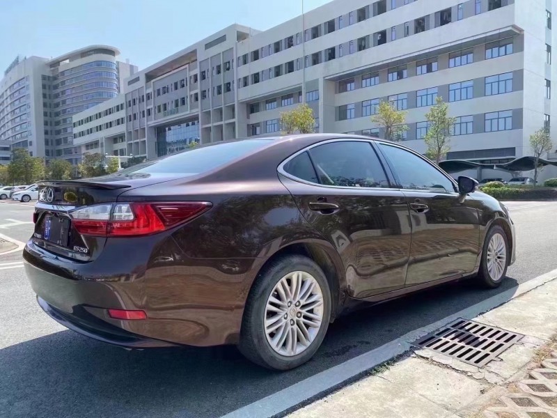 中山17年雷克薩斯ES1