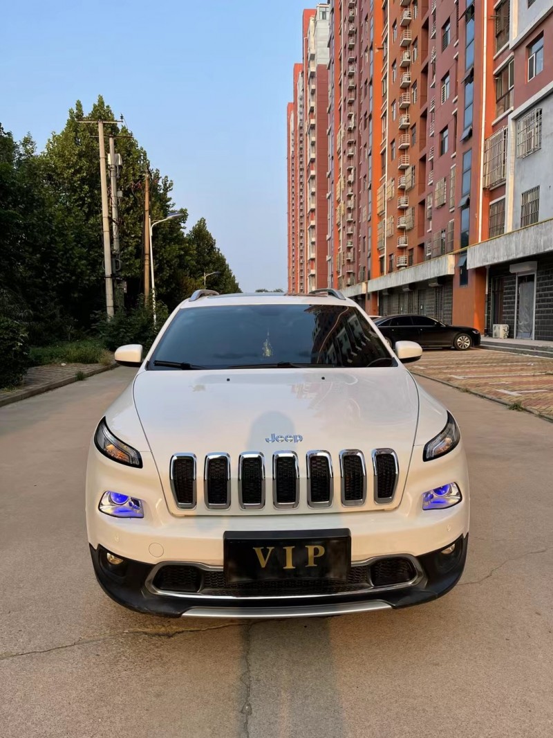 邢臺17年Jeep自由光1
