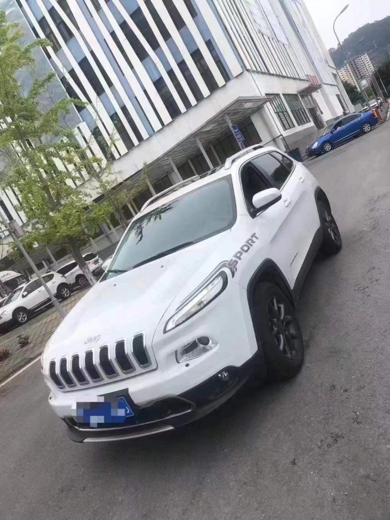 成都20年Jeep自由光3