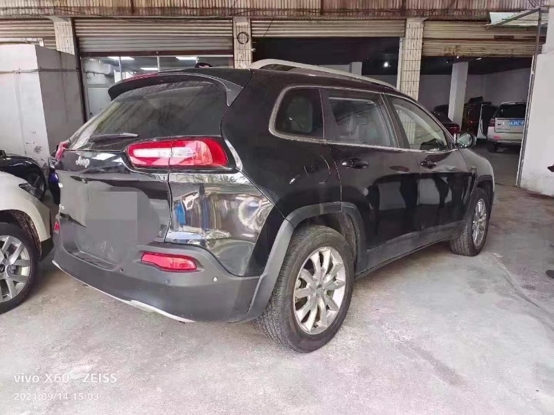 重慶16年Jeep指南者8