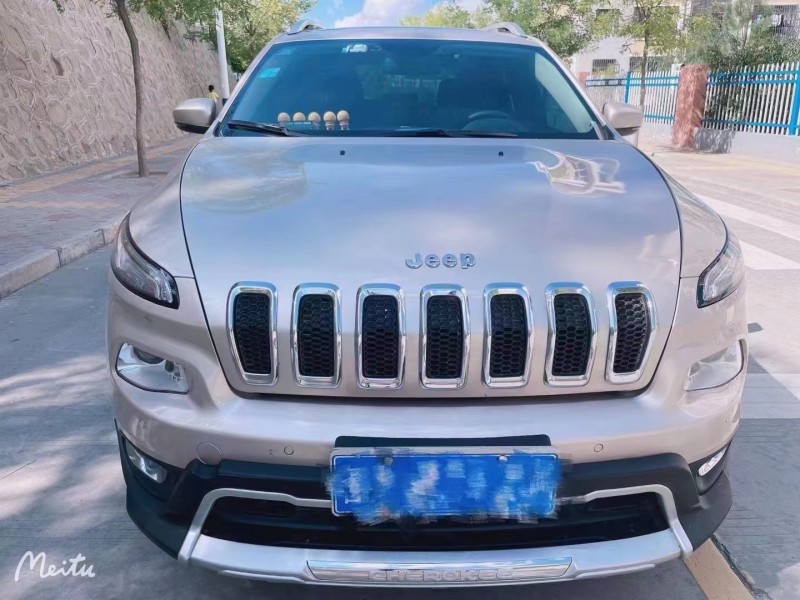 漢中17年Jeep自由光1