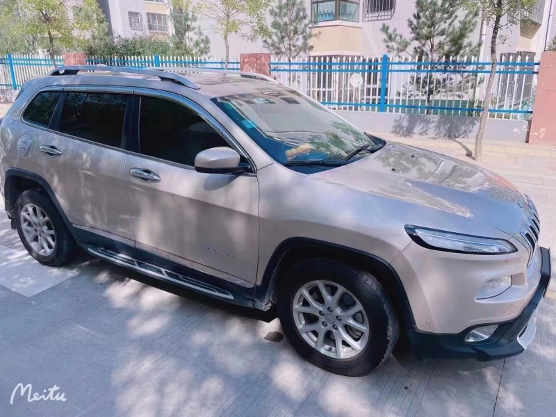 漢中17年Jeep自由光4