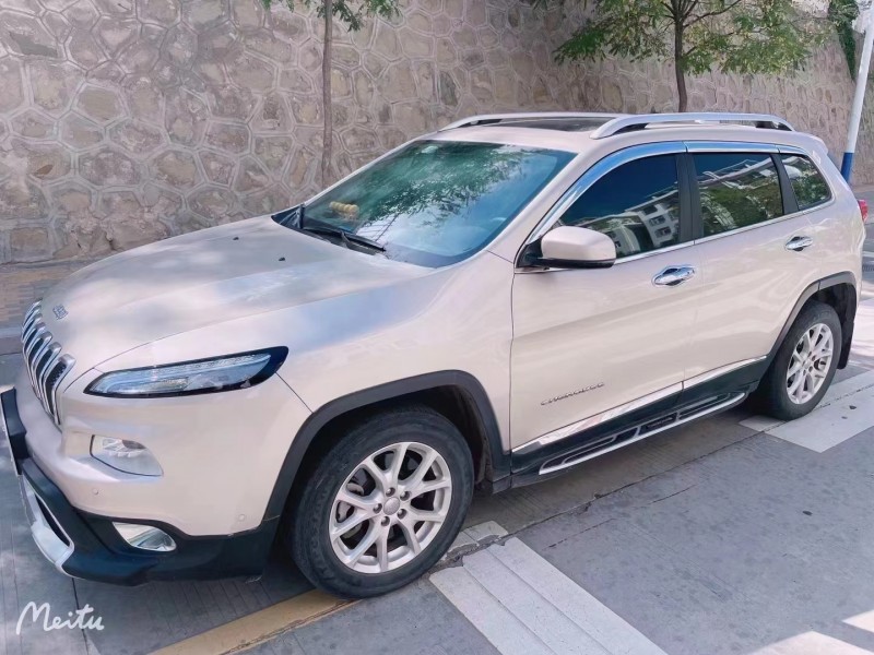 漢中17年Jeep自由光5