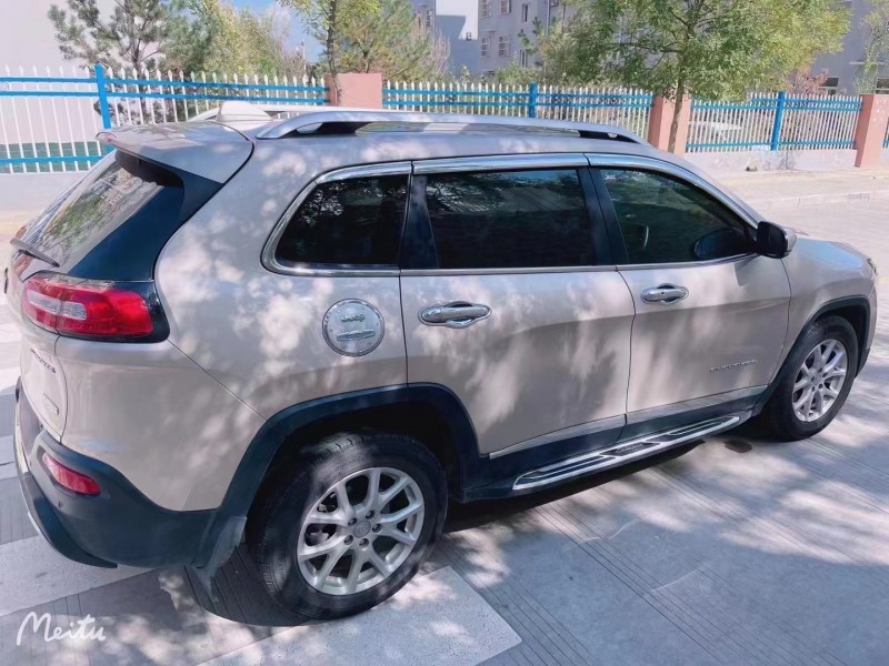 漢中17年Jeep自由光6