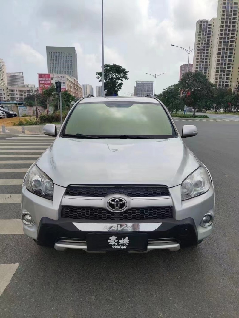 欽州13年豐田RAV4榮放1