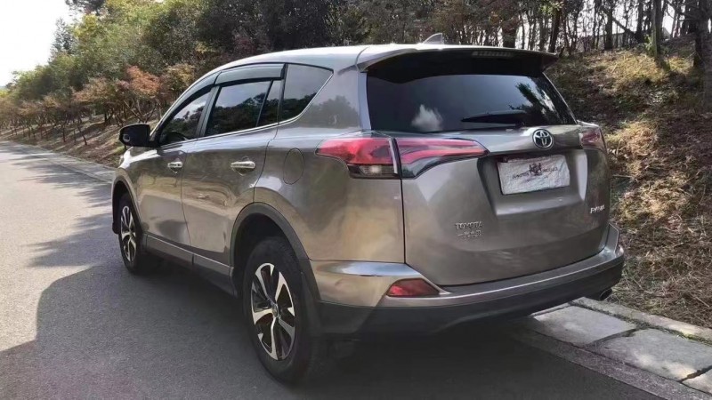 貴陽17年豐田RAV4榮放8