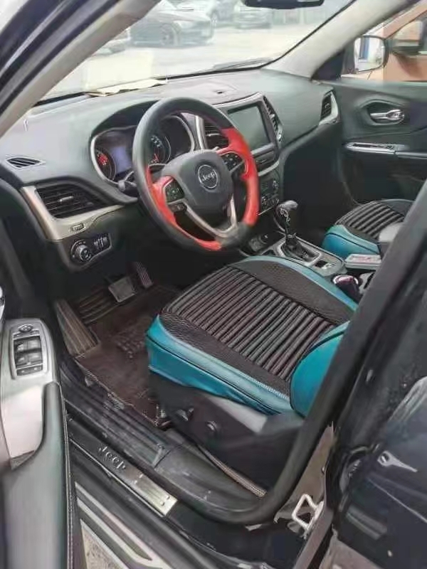 武漢17年Jeep自由光1