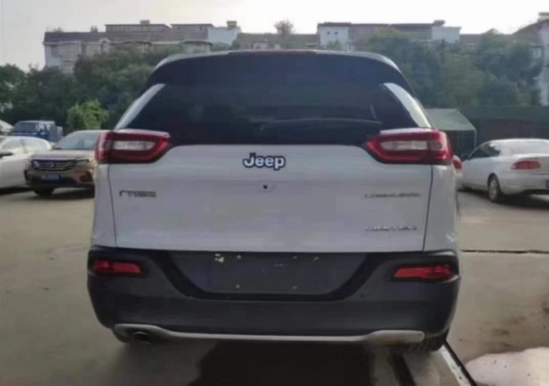 荊門19年Jeep自由光7