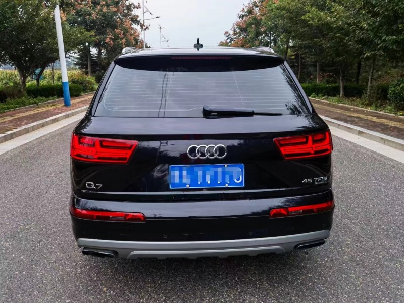 濰坊17年奧迪Q78