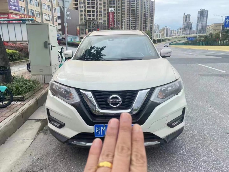 欽州20年日產奇駿5