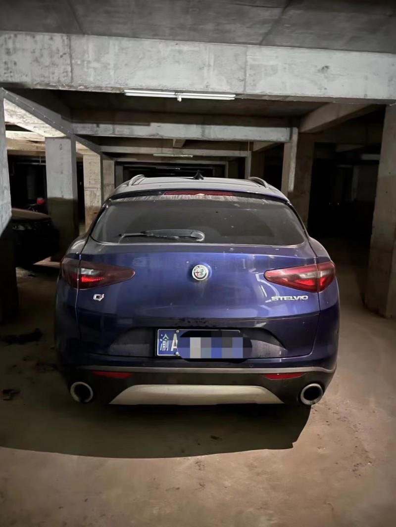 重慶20年阿爾法·羅密歐Stelvio1