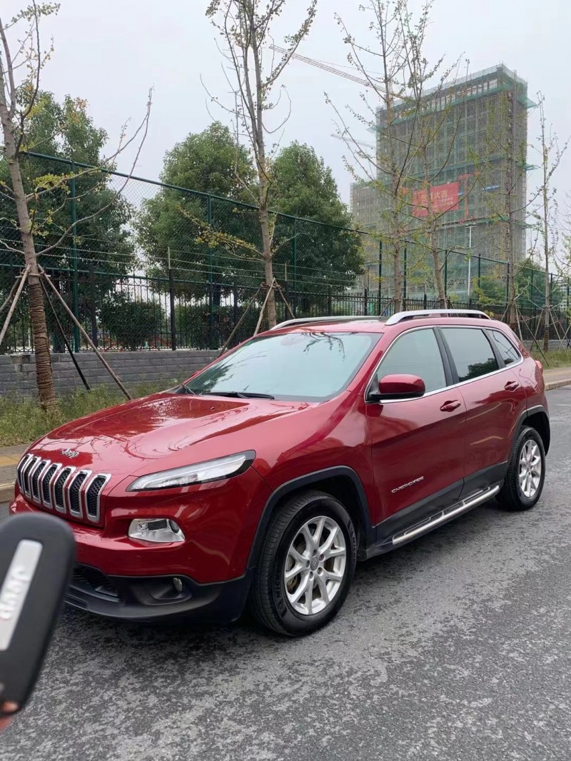 阜陽17年Jeep自由光2