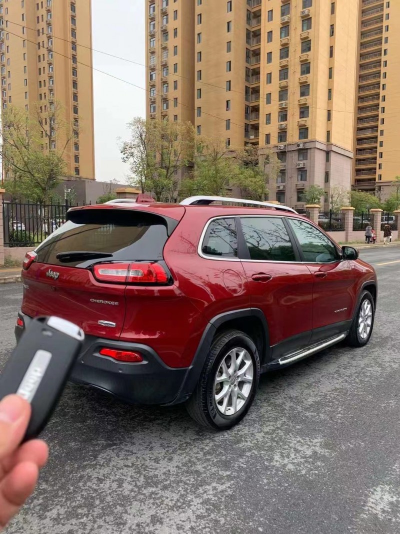 阜陽17年Jeep自由光7