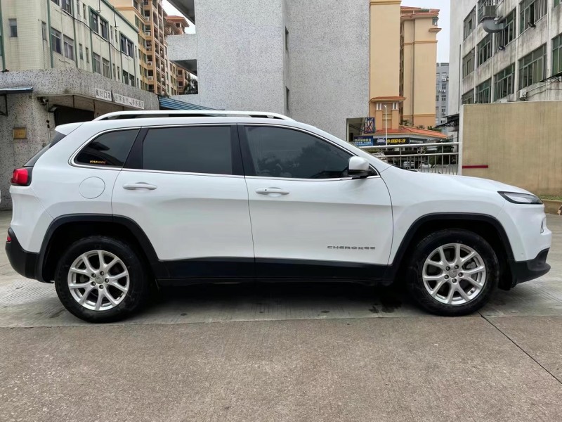 中山17年Jeep自由光2
