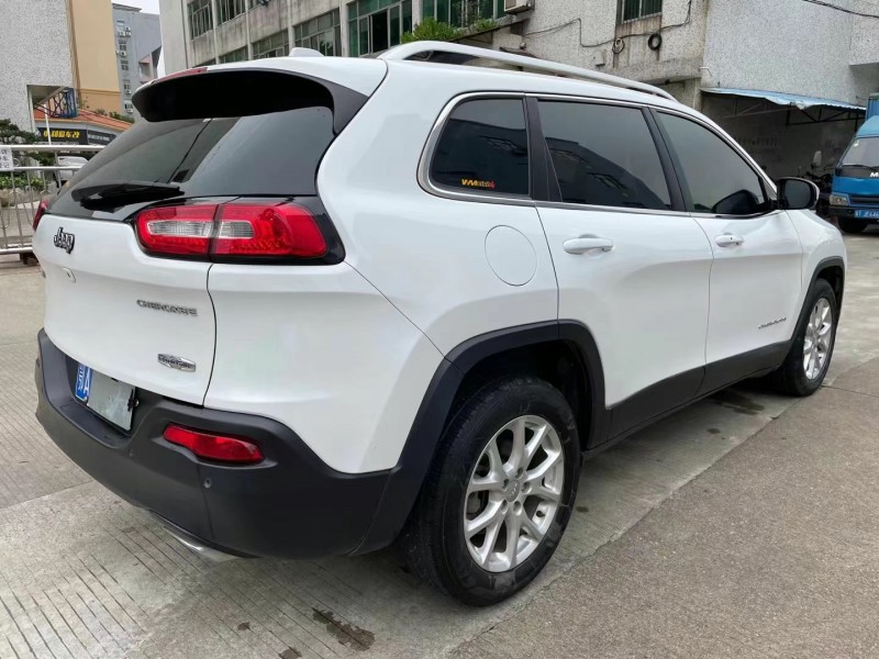 中山17年Jeep自由光5