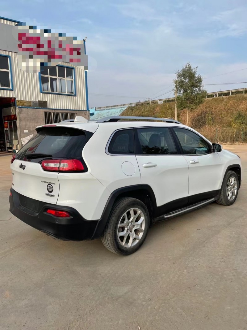 青島17年Jeep自由光1