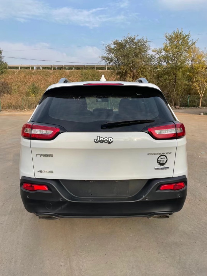 青島17年Jeep自由光2