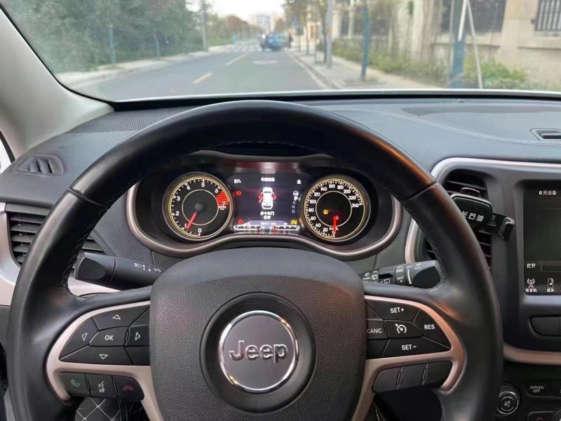 鎮江18年Jeep自由光2