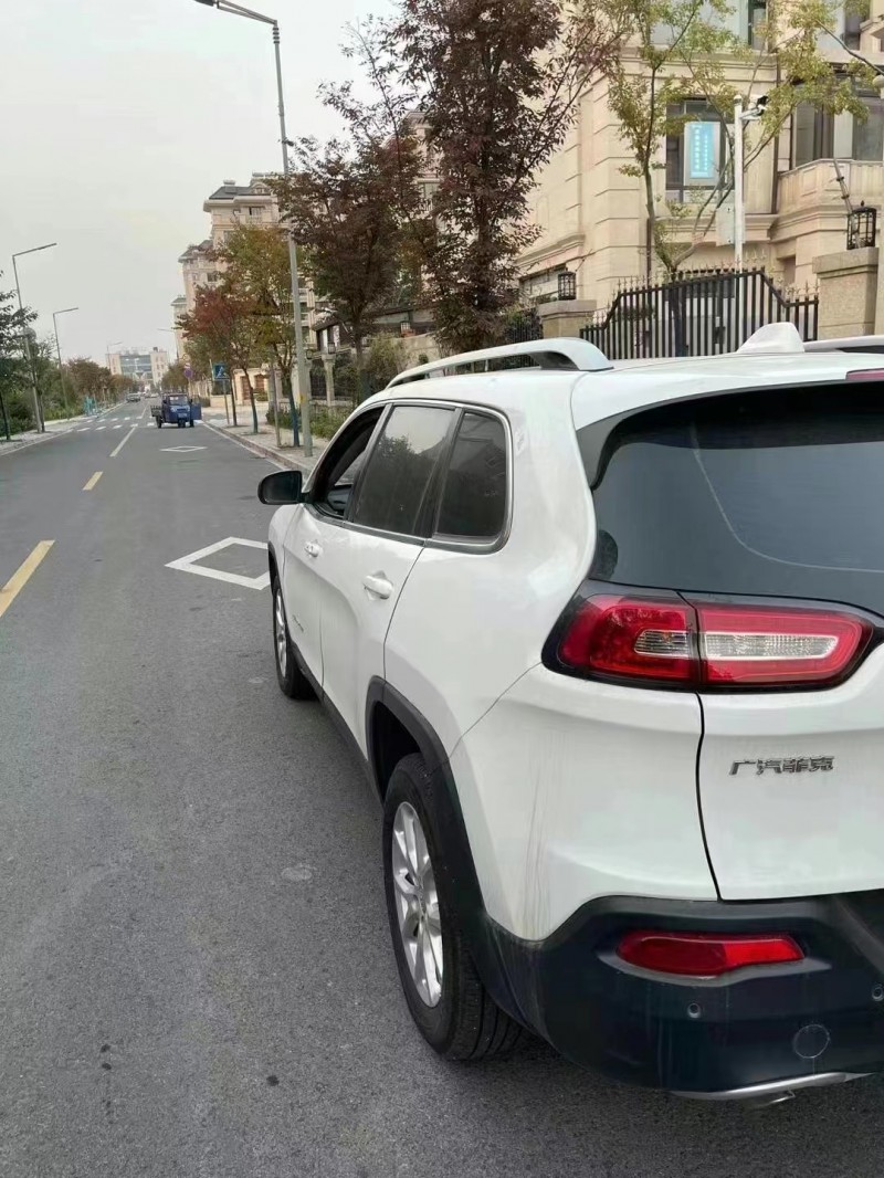鎮江18年Jeep自由光6