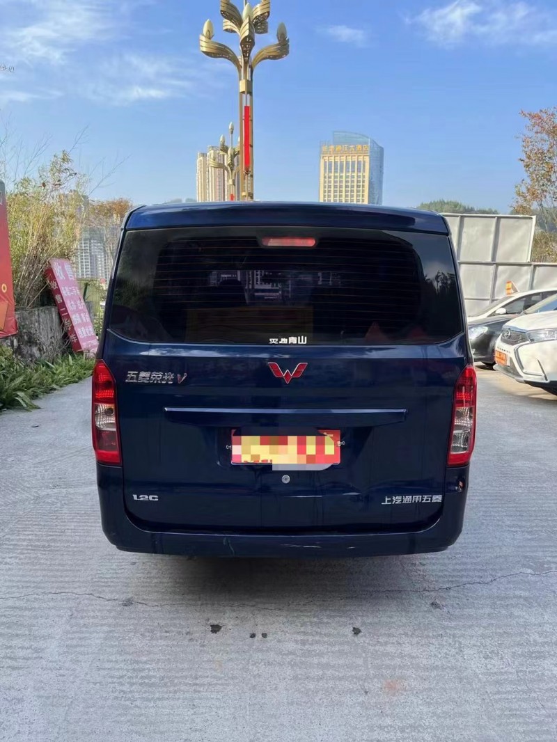 成都16年五菱汽車榮光6