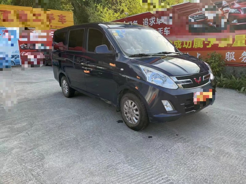 成都16年五菱汽車榮光7