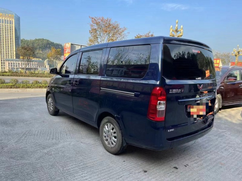 成都16年五菱汽車榮光5