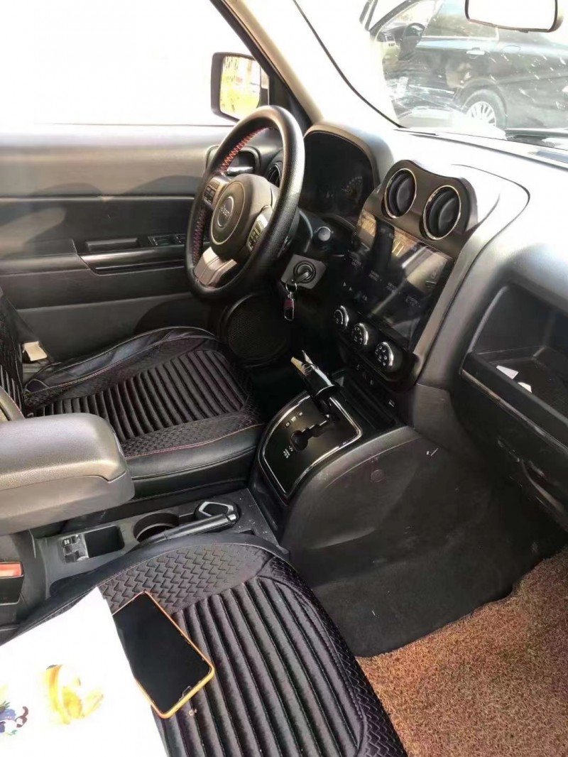 泰安12年Jeep自由客3