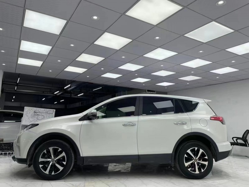 成都16年豐田RAV43