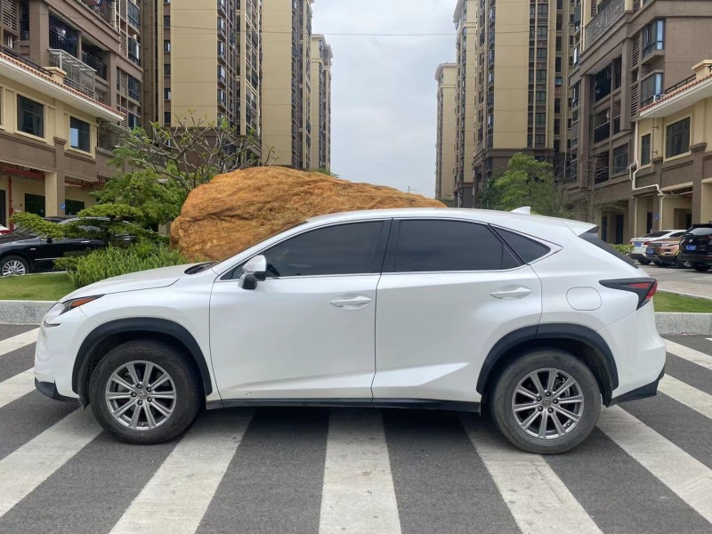 广州17年雷克萨斯NX8