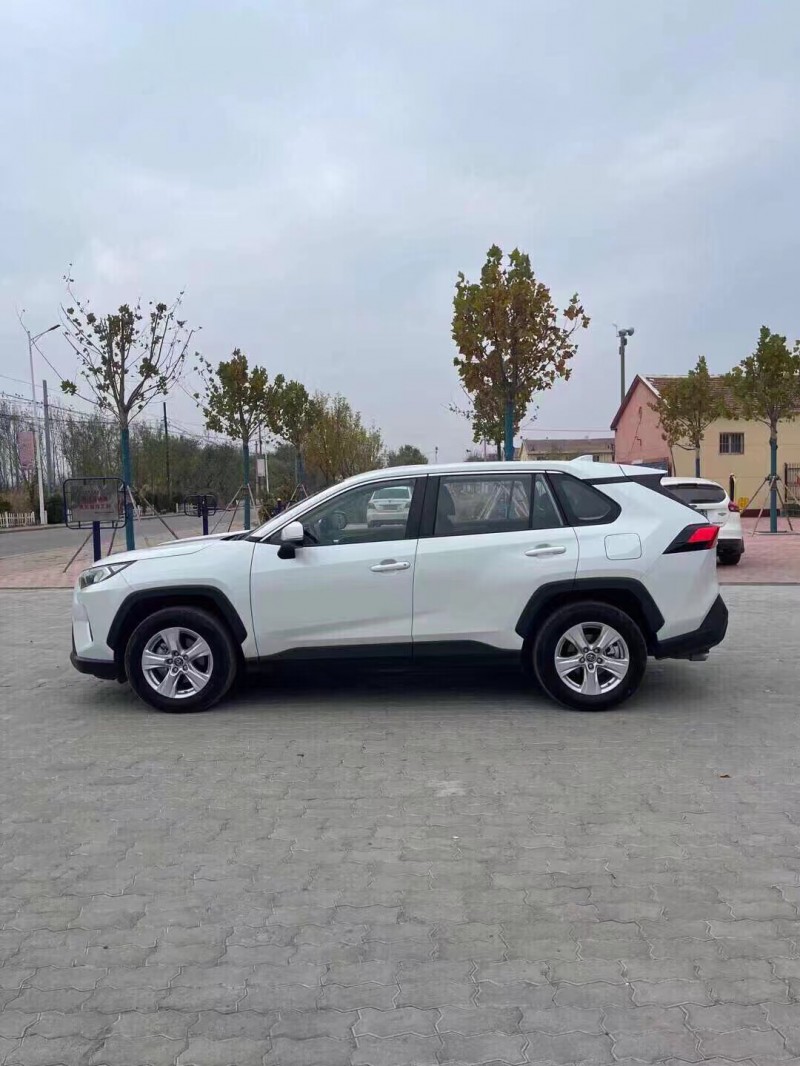 滄州21年豐田RAV4榮放4