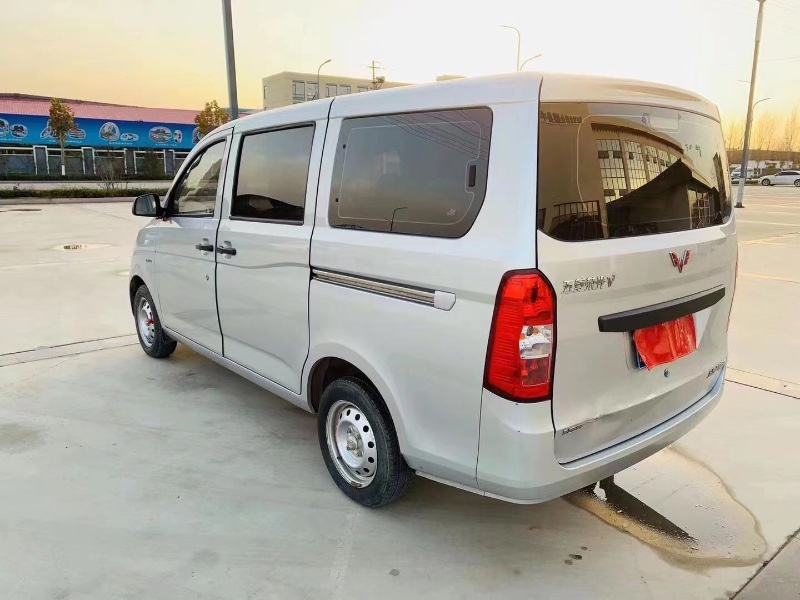 威海19年五菱汽車榮光V9