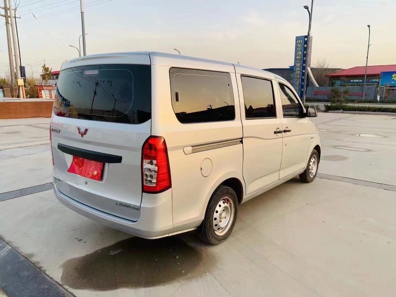 威海19年五菱汽車榮光V8