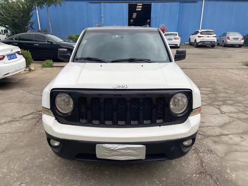 濟寧12年Jeep自由客9