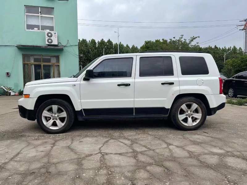 濟寧12年Jeep自由客7