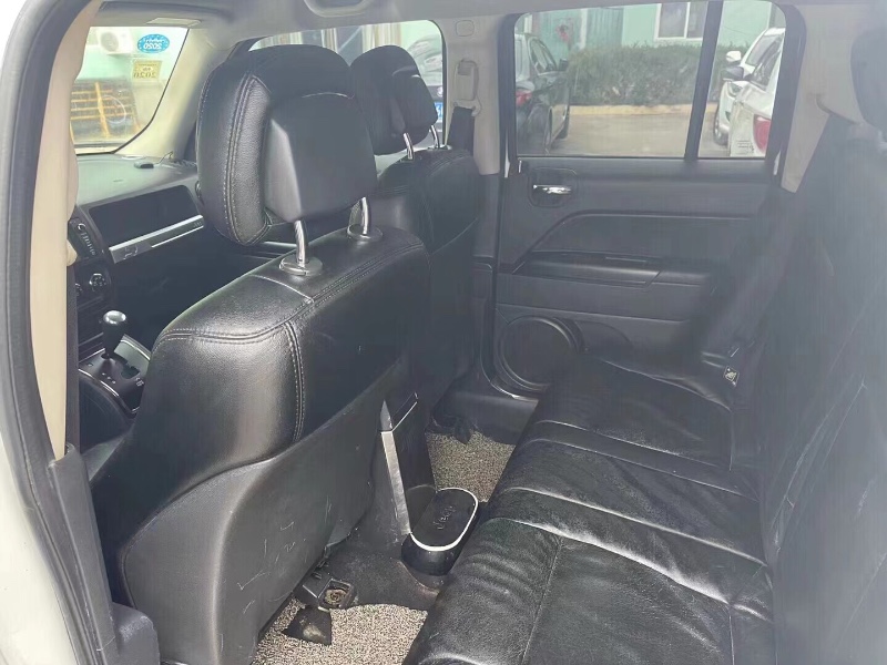 濟寧12年Jeep自由客3
