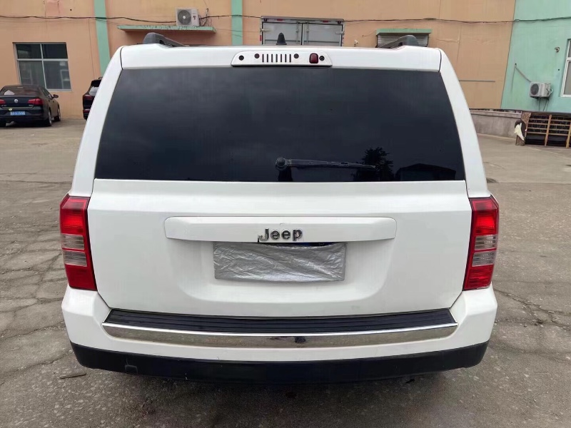 濟寧12年Jeep自由客1