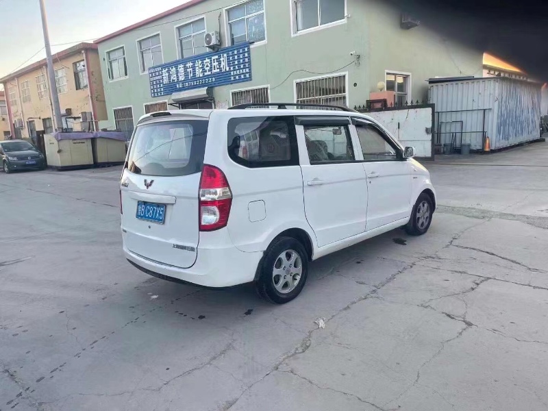煙臺15年五菱汽車宏光9