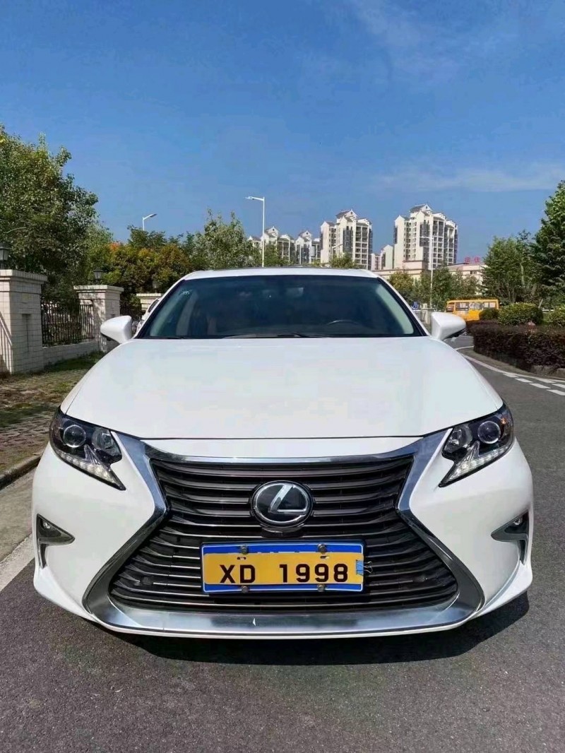 中山17年雷克萨斯ES5