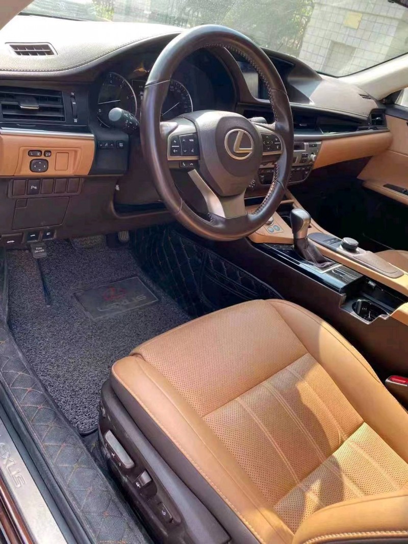 中山17年雷克萨斯ES8