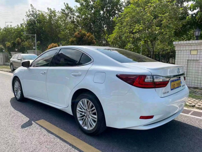 中山17年雷克萨斯ES9