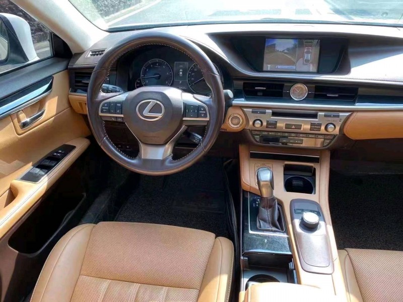 中山17年雷克萨斯ES7