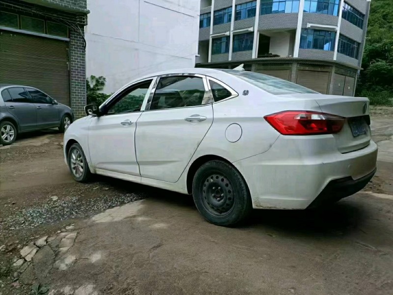 貴陽17年長安汽車悅翔V75