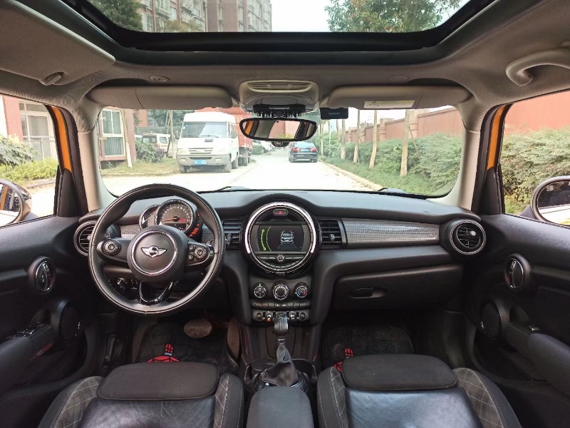 成都17年寶馬MINI5