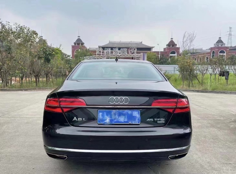 武漢17年奧迪A8L8