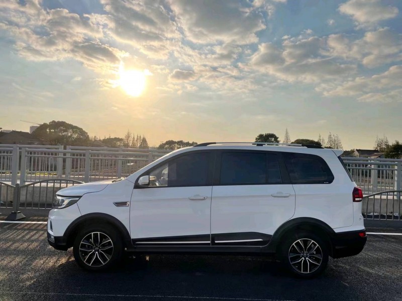 上海20年SWM斯威汽車X35