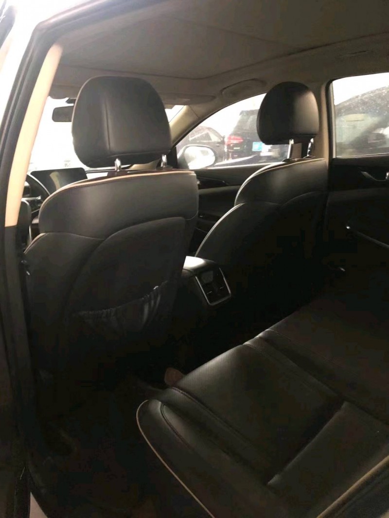 重慶18年長安汽車銳程CC3