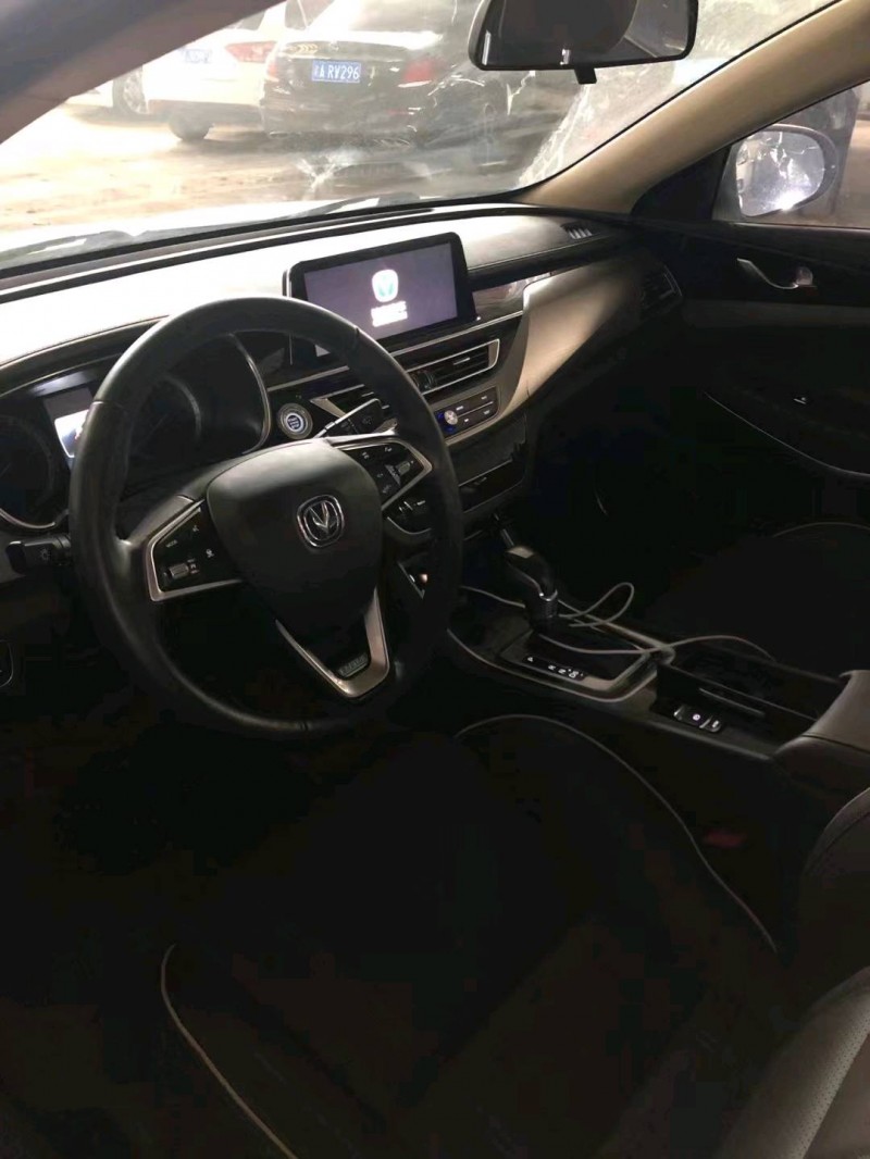 重慶18年長安汽車銳程CC4