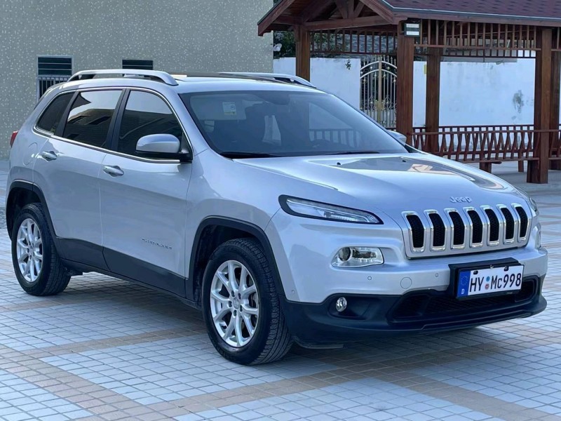 汕頭16年Jeep自由光2